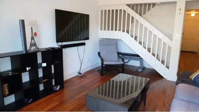 Building Photo - Two Story 2 Bed 1 Bath Condo In Central Boulder w/Brand New Kitchen.