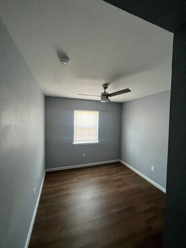 Building Photo - 4 Bedroom 2.5 Bath Townhouse