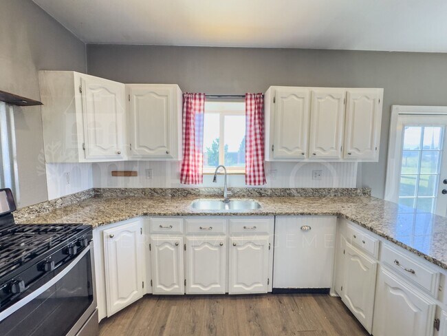 Building Photo - Spacious Country Living!