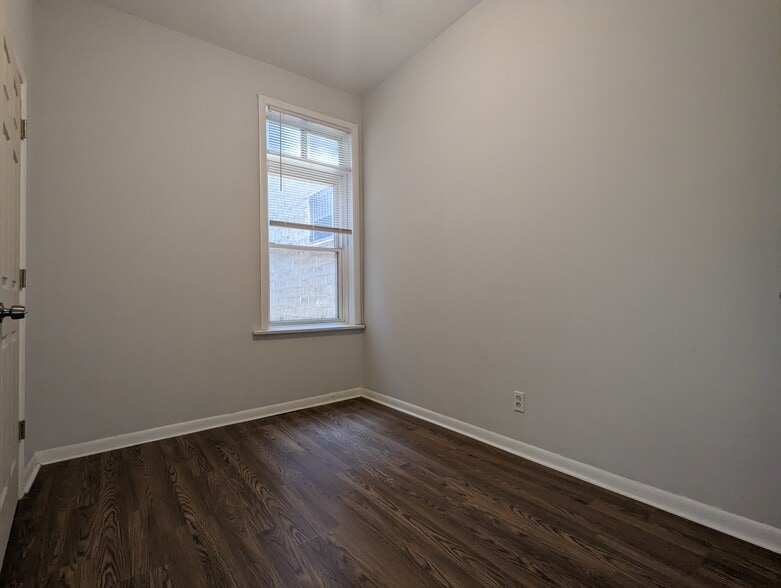 Building Photo - 1423 N Maplewood Ave