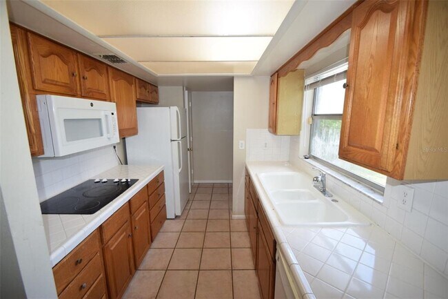Building Photo - 1204 Honeytree Ln W