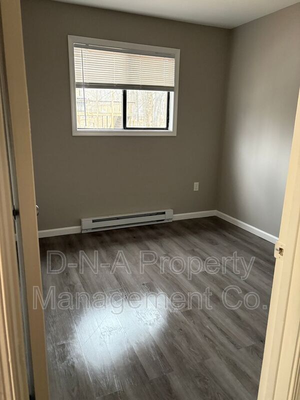 Building Photo - 810 Trafalgar Rd