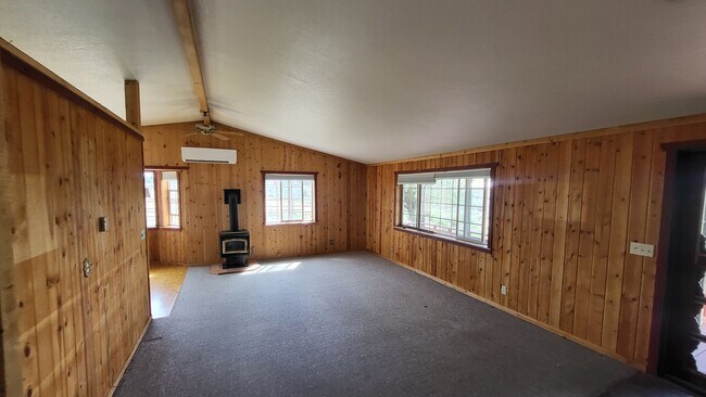 Building Photo - 3 Bed 2 Bath Single level - Horse Property...