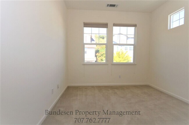 Building Photo - 18 Rowe Ranch Dr