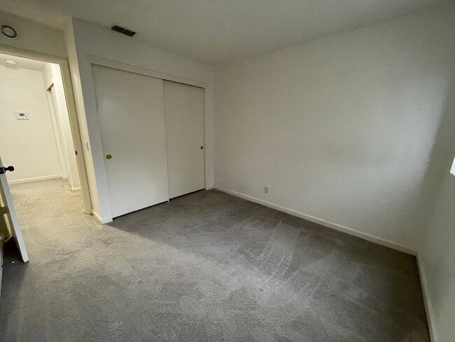 Building Photo - 2 Bedroom Duplex for Rent with Garage