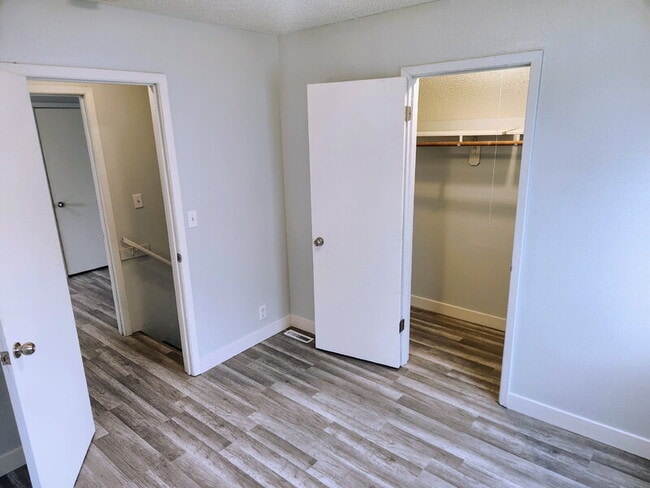 Building Photo - 1627 E Glenwood Dr