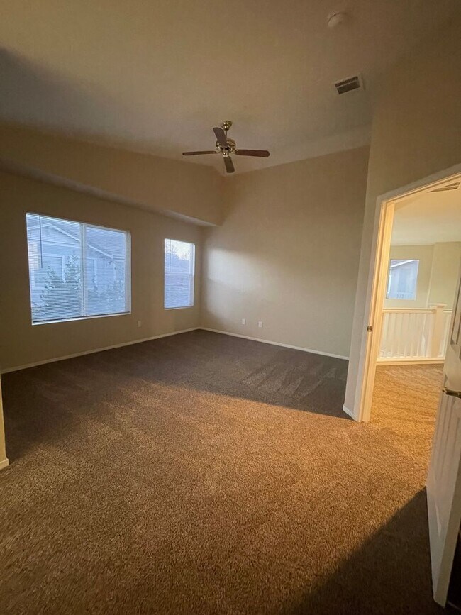 Building Photo - Wonderful Home Close to Shopping and Public Transportation.