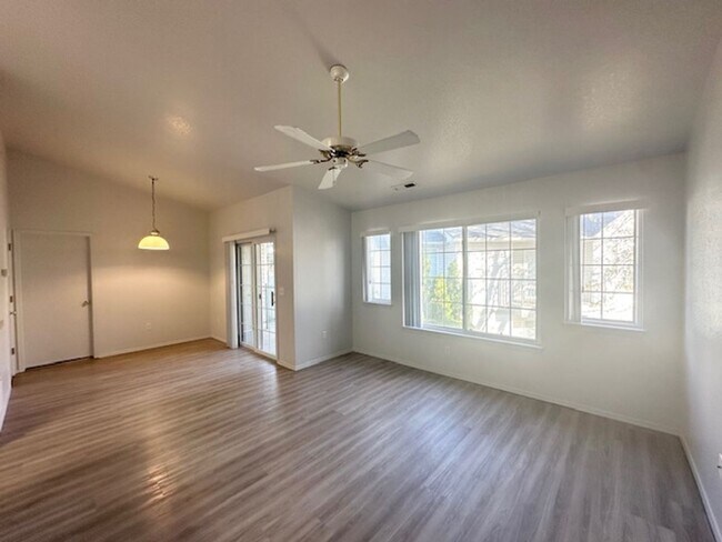 Building Photo - Bright and Beautiful upstairs apartment!