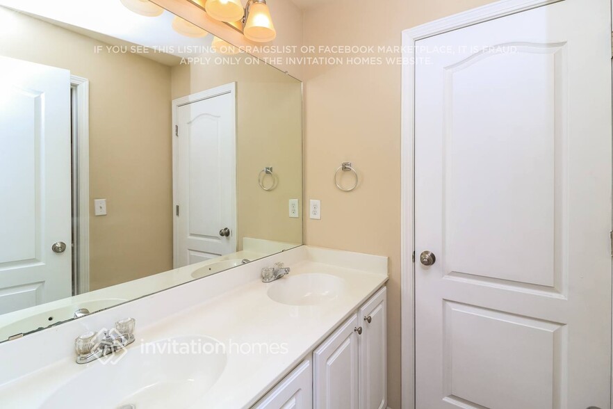 Building Photo - 316 Oakbridge Dr