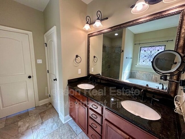 Building Photo - 2912 Paradise Dr