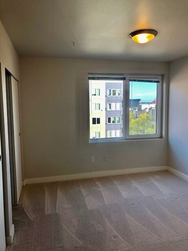 Building Photo - Prime Belltown TOP FLOOR Condo