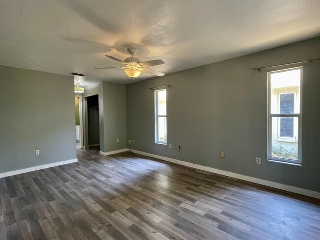 Building Photo - 5610 29th St Cir E