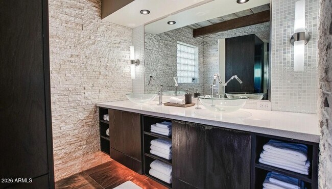 Building Photo - 902 W Verde Ln