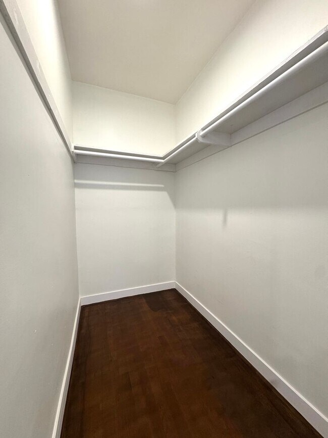 Building Photo - Fully Renovated 2-Bedroom in Prime West Ho...