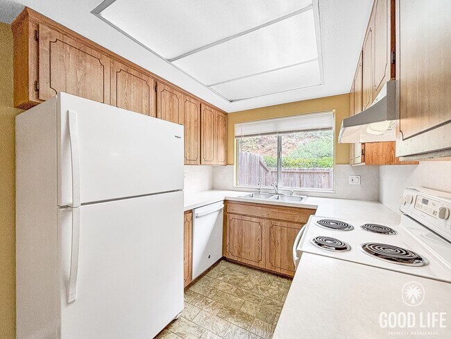 Building Photo - Spacious 3BD/2.5BA Townhouse in UTC W/ 2-Car Garage, Washer/Dryer, Balcony, Community Pool & Tenn...