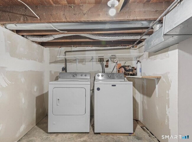 Building Photo - 709 Tunxis Hill Rd