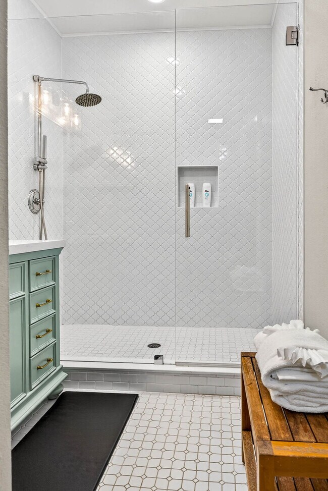 Building Photo - 3321 W San Juan St