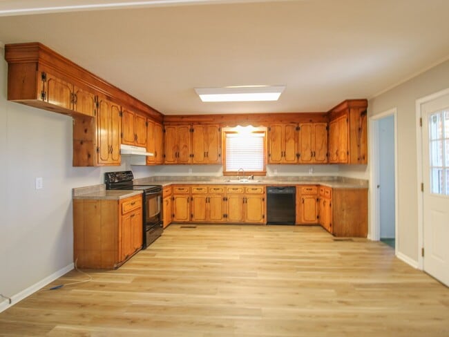 Building Photo - Well maintained brick home in a fantastic location!