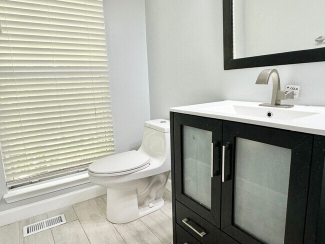 Building Photo - GORGEOUS COLONIAL IN WOODBRIDGE!