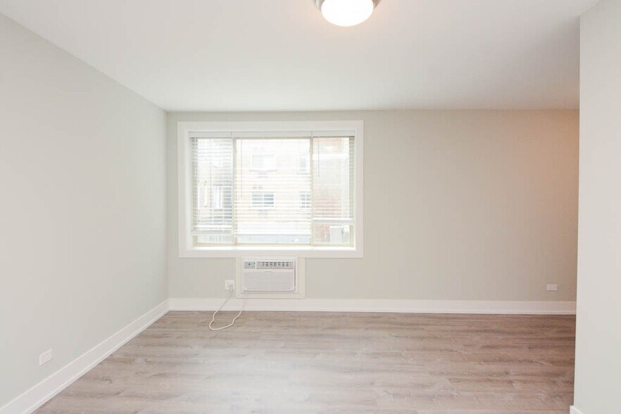 Building Photo - 447 W Surf St