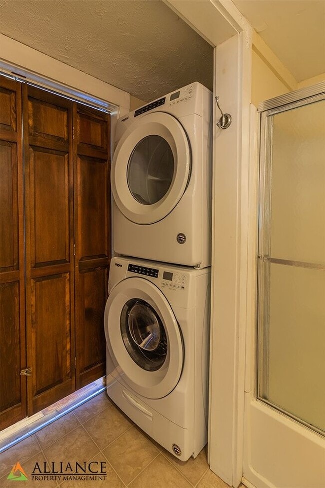 Building Photo - Great Location off Fort Riley Blvd with a ...