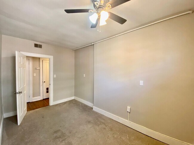 Building Photo - 1029 Dana Apts