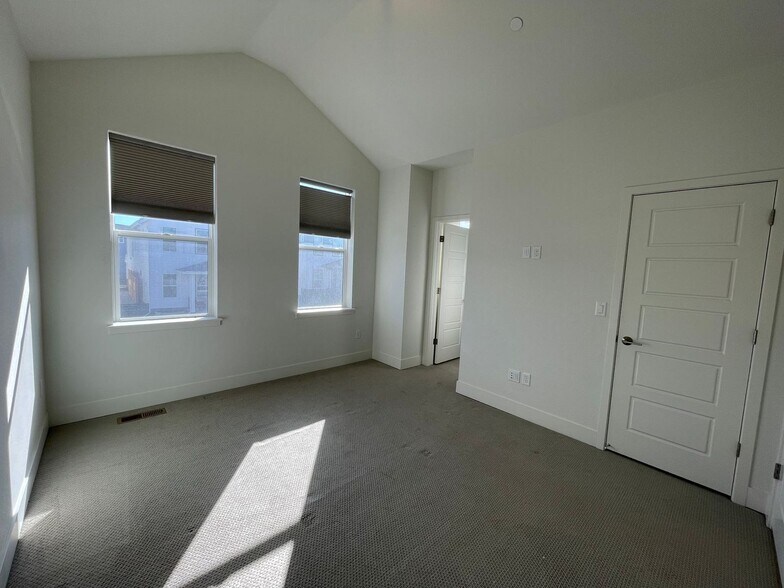 Building Photo - 2234 Central Pk Wy