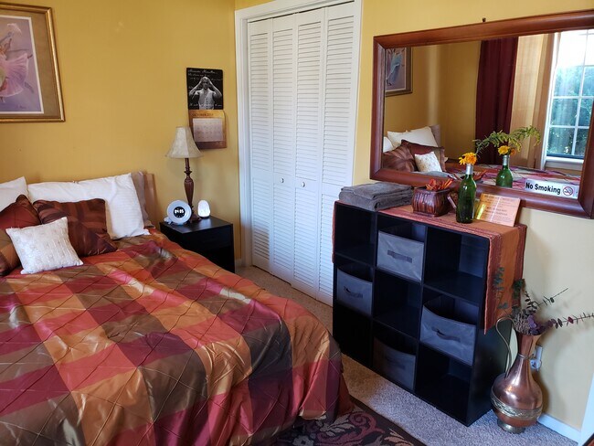 Downstairs Bedroom - 536 Lanier Crescent