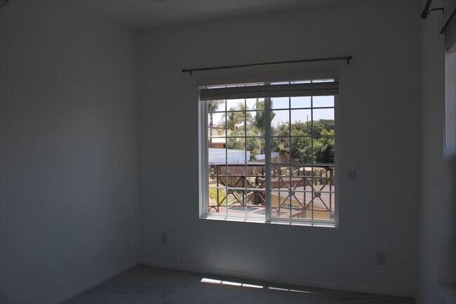 Building Photo - 2 Bedroom, 1 Bathroom Apartment