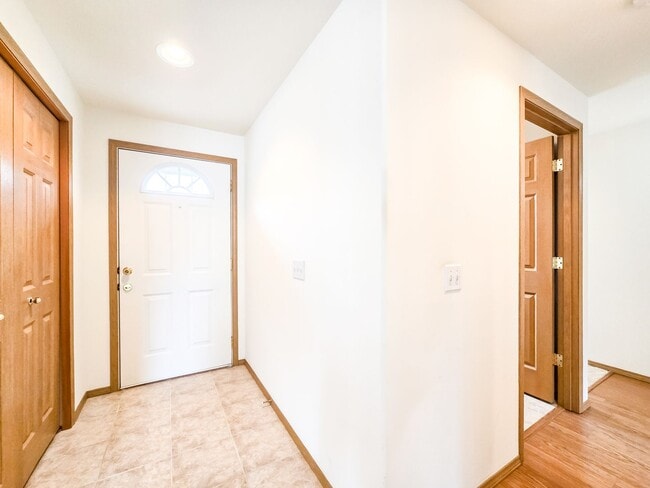 Building Photo - Well Kept 3BD Rambler