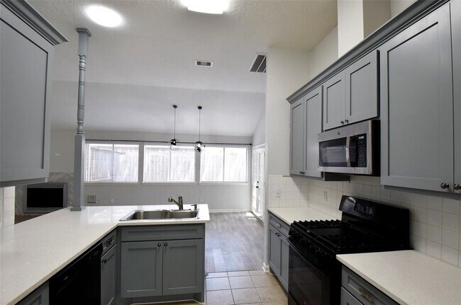 Building Photo - 2910 Walnut Springs Dr