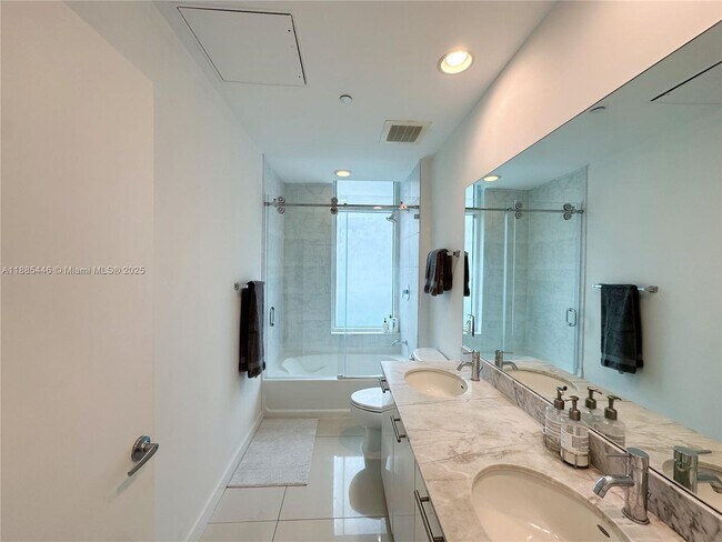 Building Photo - 950 Brickell Bay Dr