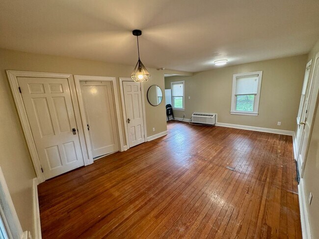 Building Photo - 1706 Cowling Ave