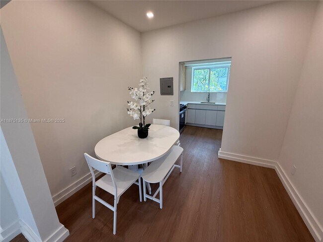 Building Photo - 1535 West Ave