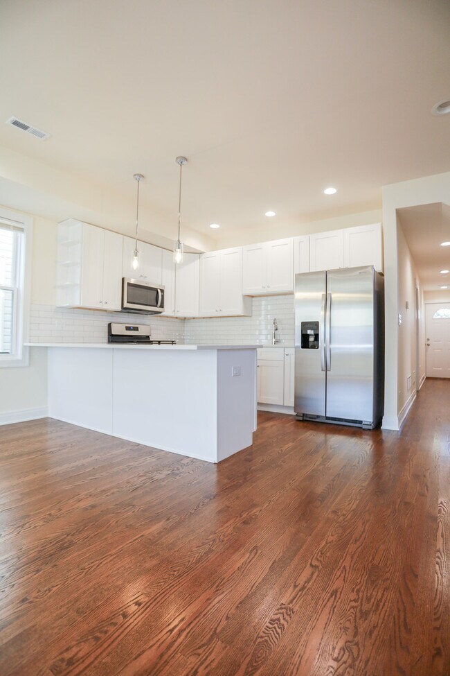 Building Photo - 2342 N Lawndale Ave