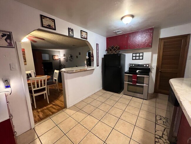 Building Photo - 301 Ferndale St