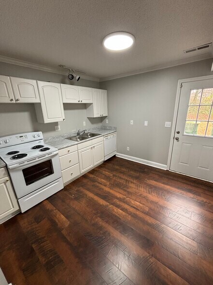 Building Photo - 5731 SW Acres Dr