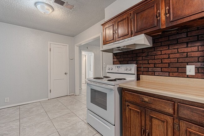 Building Photo - 3 Bed 2 Bath in OKC!