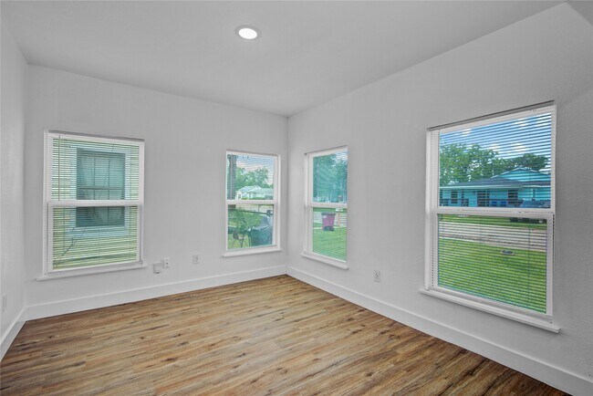 Building Photo - 1203 W 6th St