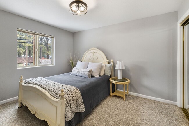 Building Photo - Beautiful Al Tahoe Home in South Lake Taho...