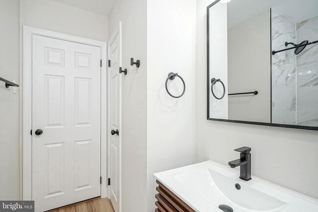 Building Photo - 10 Garfield Ave