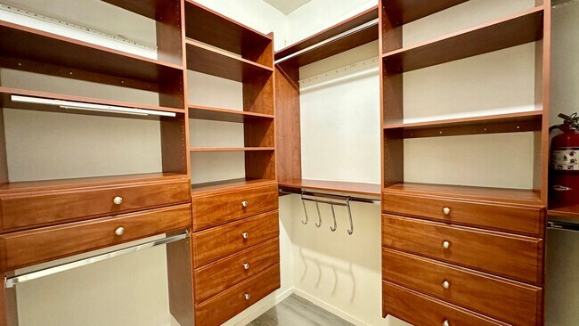 Building Photo - Bright + Spacious First-Floor Condo in Par...