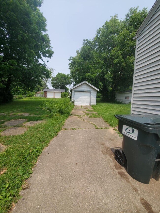 Building Photo - 1246 E Riverside Ave