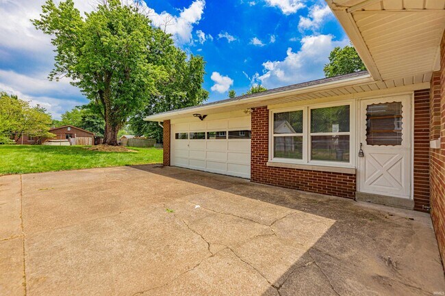 Building Photo - 812 S Cullen Ave