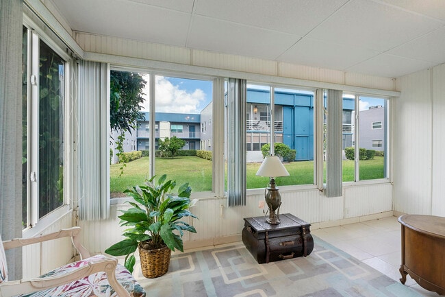 Building Photo - 157 Flanders C