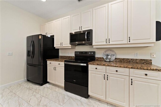 Building Photo - 10627 SW Cam Run