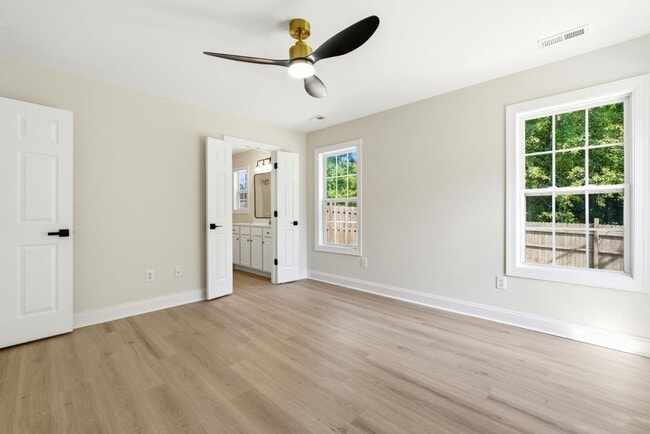 Building Photo - 215 Gardenview Ct NE