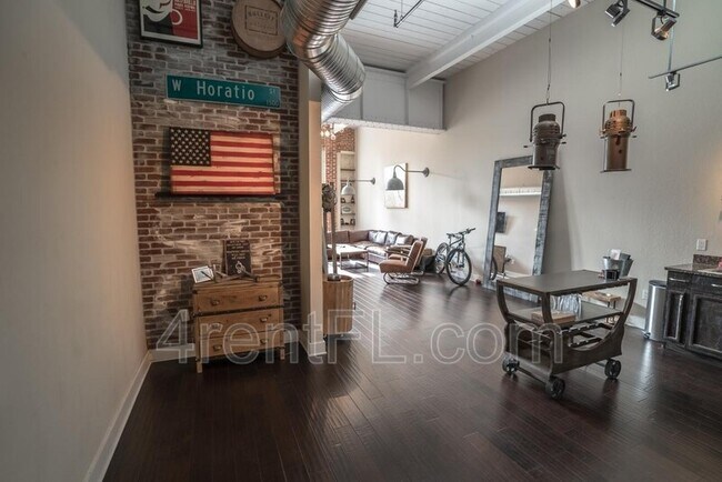 Building Photo - 1501 W Horatio St