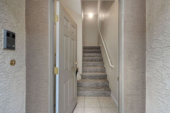 Building Photo - Charming Two-bedroom townhouse in Northwest