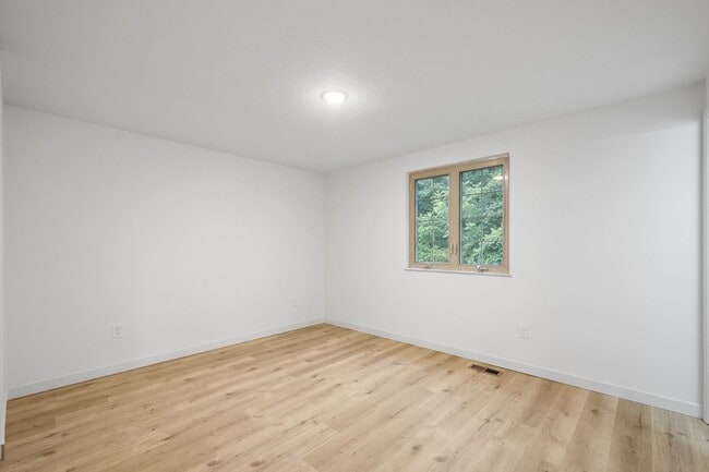 Building Photo - READY FOR MOVE IN! NEWLY RENOVATED 3 BEDRO...